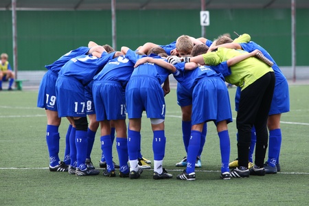 BELGOROD, RUSSIA - AUGUST 20: Unidentified boys embrace before football game on August, 20 2010 in Belgorod, Russia. The final of Chernozemje superiority, Football kinder team of 1996 year of birth. のeditorial素材