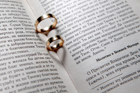 Wedding rings with shadows like hearts in Bibleの写真素材