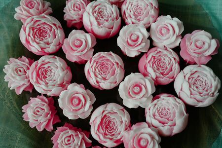 Plate with white-pink color flowers from soap - bouquet creation kitの写真素材
