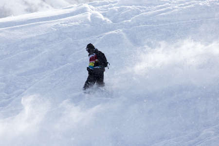 Man snowboarding in the snowの写真素材