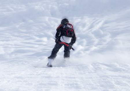 Man snowboarding in the snowの写真素材
