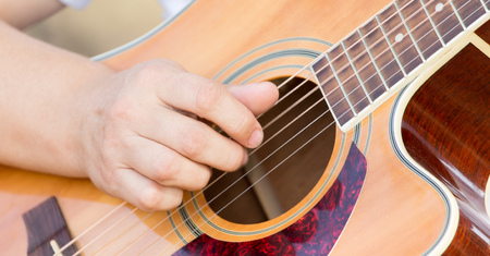 hand man playing the guitar
