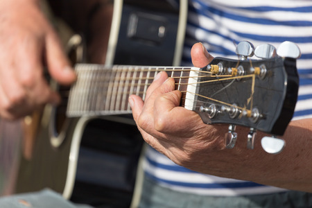 hand man playing the guitar