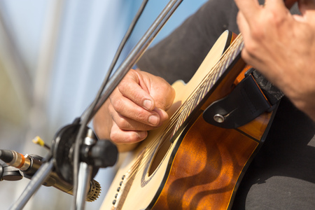 hand man playing the guitar