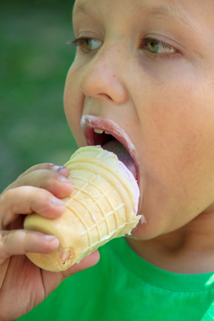 The face of the boy eats ice cream .の写真素材