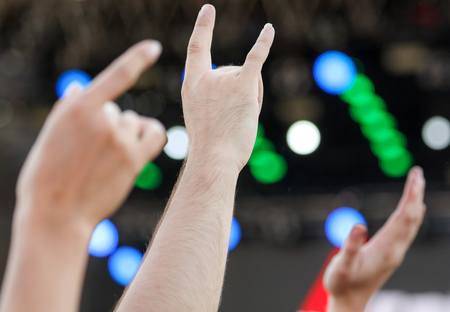 Two fingers on the hand at the concert .
