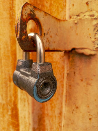 Lock on a rusty metal garage.の写真素材