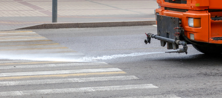 Machine pours asphalt in the city .