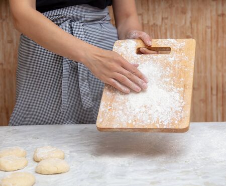 Mistress pours flour in the kitchen .