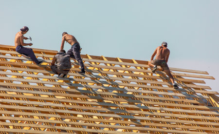 Lipetsk, Russia - August 30, 2019: Workers work with a tree on the roof of the house. Construction of the cottage.のeditorial素材