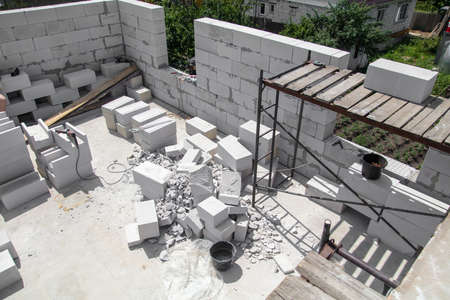 Construction of the walls of the house from foam concrete bricks. Technology