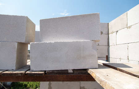 Construction of the walls of the house from foam concrete bricks. Technology