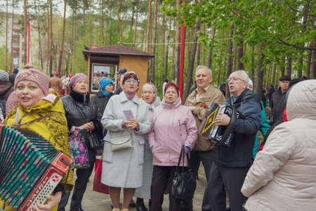 Lipetsk, Russia - May 9, 2021: People sing to the accordion in the park. Holiday Victory Day over fascist Germany.のeditorial素材