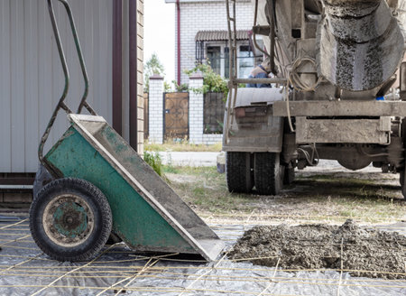 The machine is pouring concrete mix at a construction site. Technologiesの写真素材