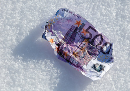 Five hundred Euros lie in the snow. Close-upの写真素材