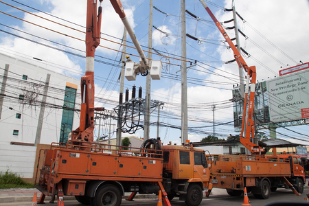 BANGKOK, THAILAND - AUGUST 22, 2017 : Electrician engineers working on Ratjaphruk Rd, Bangkokのeditorial素材