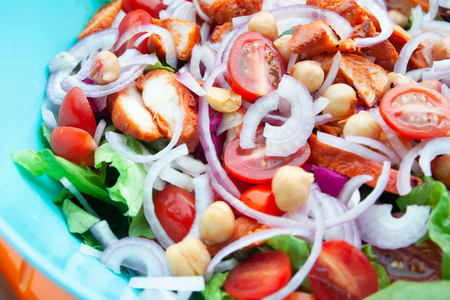 Close up barbeque chicken salad with chick peas, onion and vegetablesの写真素材