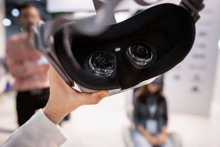 Virtual reality glasses