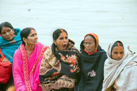19th november 2021 varanasi uttar pradesh india :Kartik full moon bath in Varanasi is very virtuous. To share this virtue, devotees from different parts of India come to the Ganges of Varanasi to bathのeditorial素材