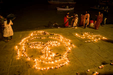 19th november 2021 varanasi uttar pradesh india :Ghats of Varanasi decorated and light up with small earthen lamps during Dev Diwali Festival at the ghats of Ganges in Varanasi. Dev Diwali is a festivのeditorial素材