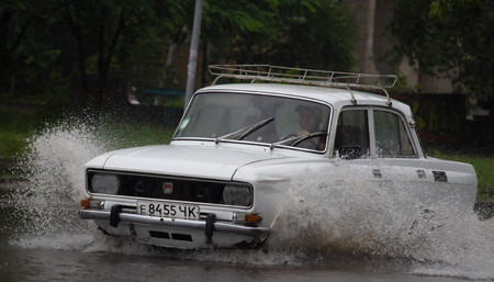 CHERKASSY, UKRAINE- JUNE 27, 2015: cars driving on a flooded road during a flood caused by heavy rain, in Cherkassy.のeditorial素材