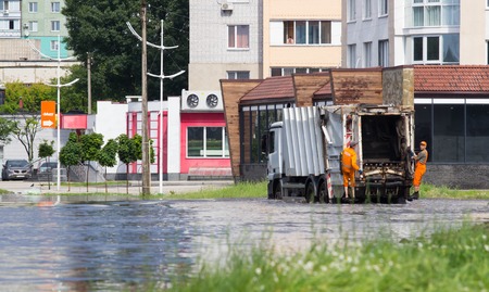 CHERKASSY, UKRAINE- JUNE 5, 2016: cars driving on a flooded road during a flood caused by heavy rain, in Cherkassy.のeditorial素材