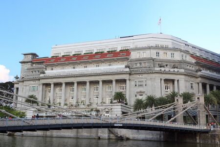 Cavenagh Bridge and Fullerton Building Singaporeのeditorial素材