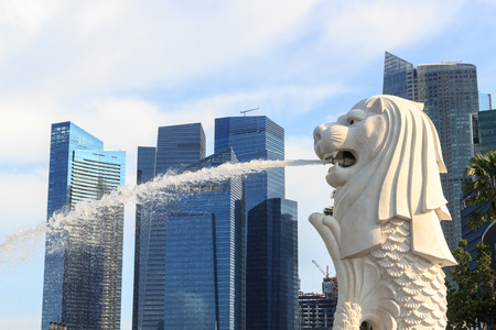 Merlion statue and Singapore skylineのeditorial素材