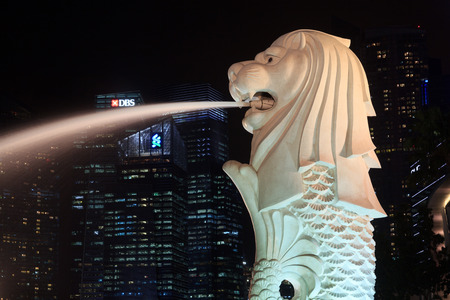 The Merlion statue in front of Singapore skyline at nightのeditorial素材