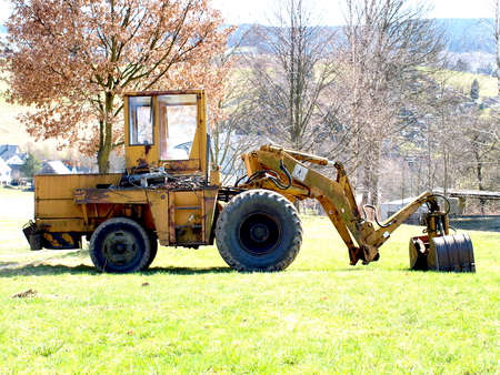 Abgestellter Bagger auf Wiese