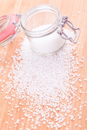 whithe chrystal salt on wooden backgroundの写真素材