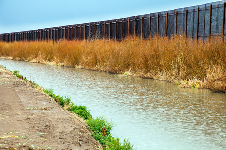 US border fence to Mexico at El Pasoの写真素材