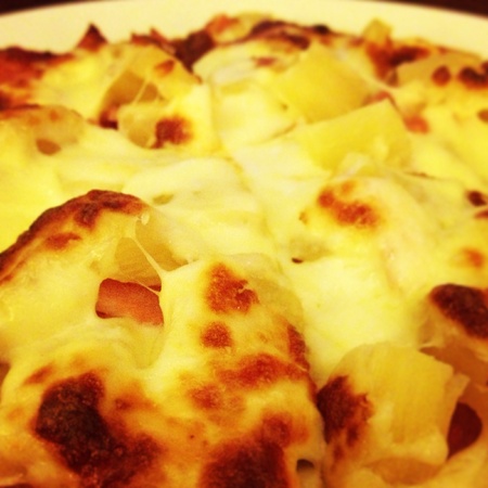Smell the simplicity of Hawaiian chicken pizzaの素材