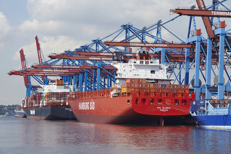 The container vessels Rio Blanco (Hamburg Sued) and Nagoya Express (Hapag Lloyd) are loaded/unloaded at the container terminal Burchardkai in Hamburg-Waltershof on August 8, 2014.のeditorial素材
