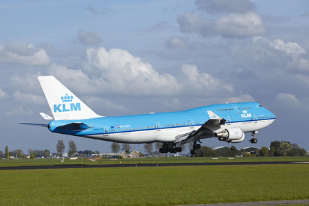 A Boeing 747-406 (M) of KLM lands at Amsterdam Airport Schiphol (The Netherlands, AMS) on May 7, 2015. The name of the runway is Polderbaan.のeditorial素材