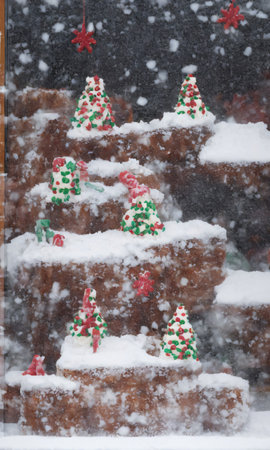 A Christmas Cake Displayed In A Bakery Window, The Street Outside Covered In Snow. Generative AIの素材