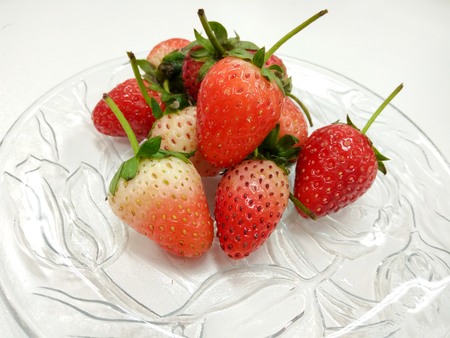 The closed up Bowl of strawberries top viewの写真素材