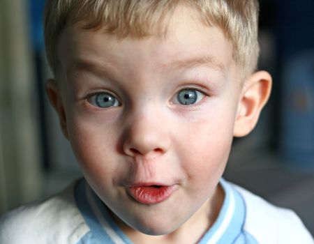 Little boy to look in wide-eyed astonishmentの写真素材