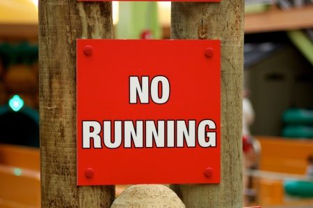 No running sign on wooden postsの写真素材