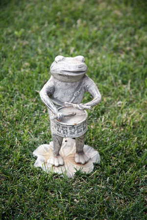 Frog statue playing the drumの写真素材