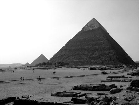 B&W shot of the three pyramids of Giza in Egyptの写真素材