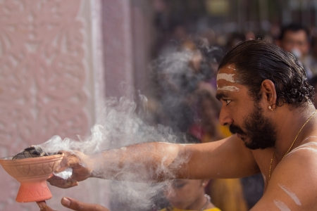 Little India - Singapore, 7 February 2012: A Hindu man is praying in the templeのeditorial素材