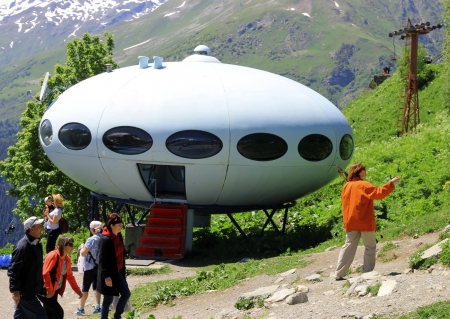 People around UFO the landing between caucasus mountainsのeditorial素材