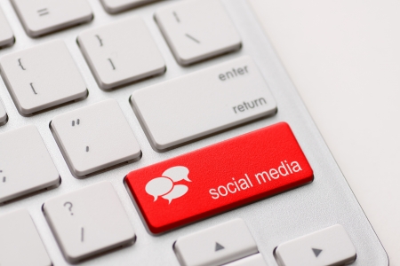 Social Media button on a keyboard with speech bubbles の写真素材