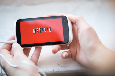 BELCHATOW, POLAND - January 06, 2015: Netflix service logo on phone.のeditorial素材