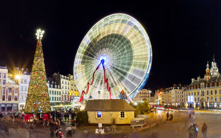 Grande roue sur la Grand-Place de Lille Ã  NoÃ«lのeditorial素材