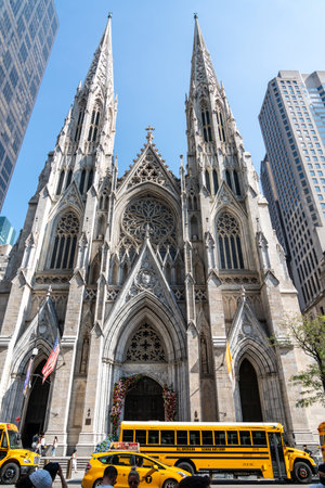 19.09.2022 5th Ave, New York, USA St. Patricks Cathedralのeditorial素材