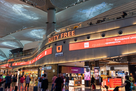 09.16.2022 Istambul Airport Duty free shop in the departure hall of Istanbul International Airport with shops and passengers rushing to the gatesのeditorial素材
