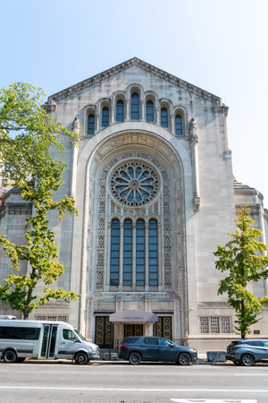 19.09.2022 1 E 65th St, New York, NY 10065, USA Temple Emanu-El Synagogue on 5th Avenue next to Central Parkのeditorial素材