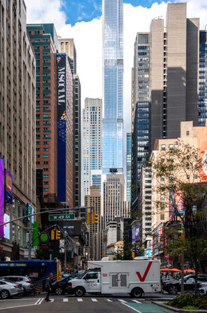 New York City, United States - September 19, 2022 The movement of cars on the streets of New York against the backdrop of high towers of new skyscrapersのeditorial素材